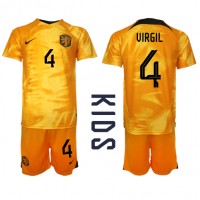 Otroški Nogometni dresi Nizozemska Virgil van Dijk #4 Domači SP 2022 Kratek Rokav (+ Kratke hlače)